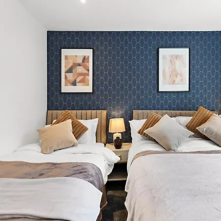 Stylish Large Leeds - Parking Apartment *