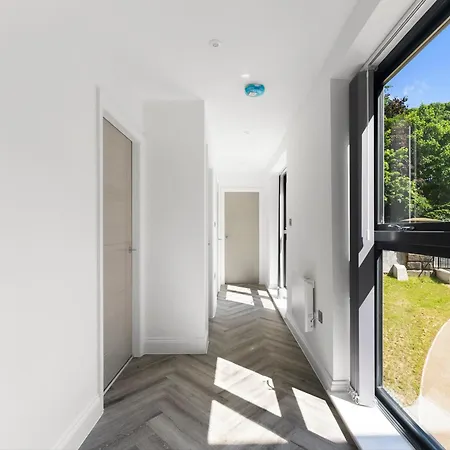 Stylish Large - Parking 利兹