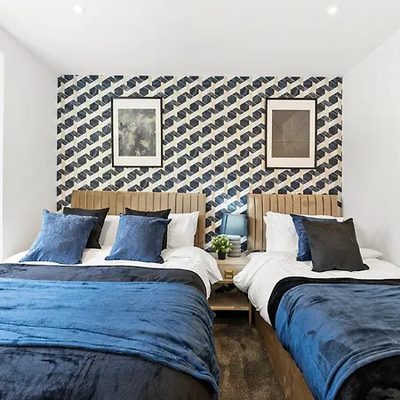 Stylish Large Leeds - Parking Apartment
