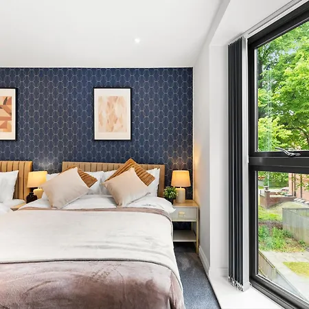 Stylish Large Leeds - Parking Apartment *