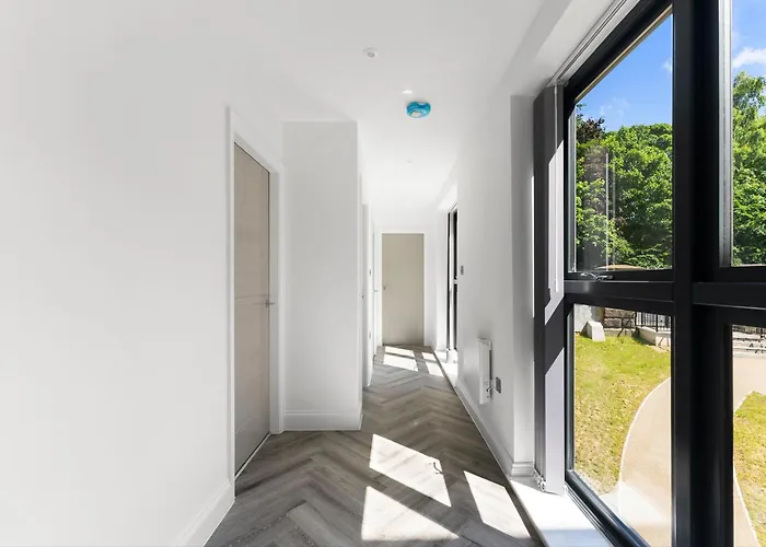 Stylish Large - Parking Leeds (West Yorkshire)