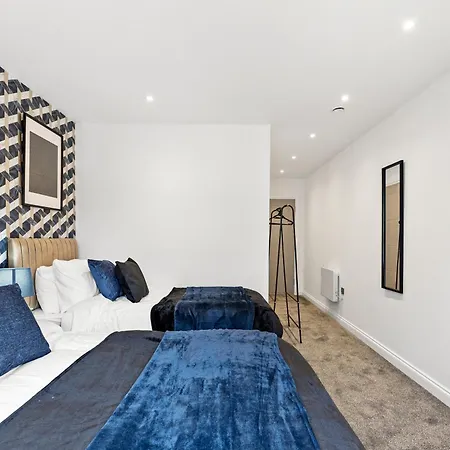 Stylish Large - Parking * リーズ