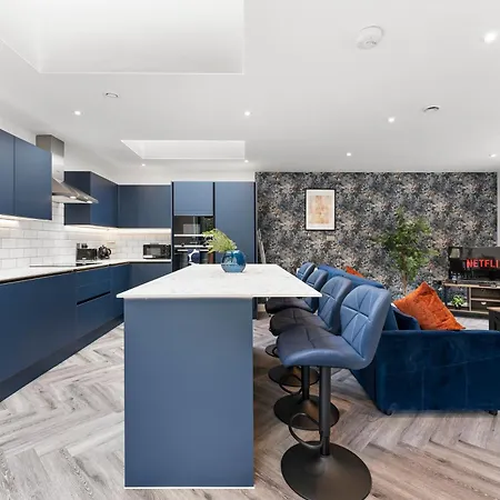 Stylish Large - Parking *