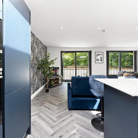 Stylish Large - Parking