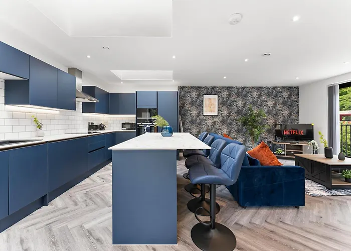 Stylish Large - Parking *